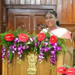 24 घंटे में 20 मिनट अनिवार्य रूप से पुस्तक पढ़ें: डीएम