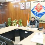 पौड़ी: शहर में निराश्रित सांडों का आतंक, बच्चे को किया घायल